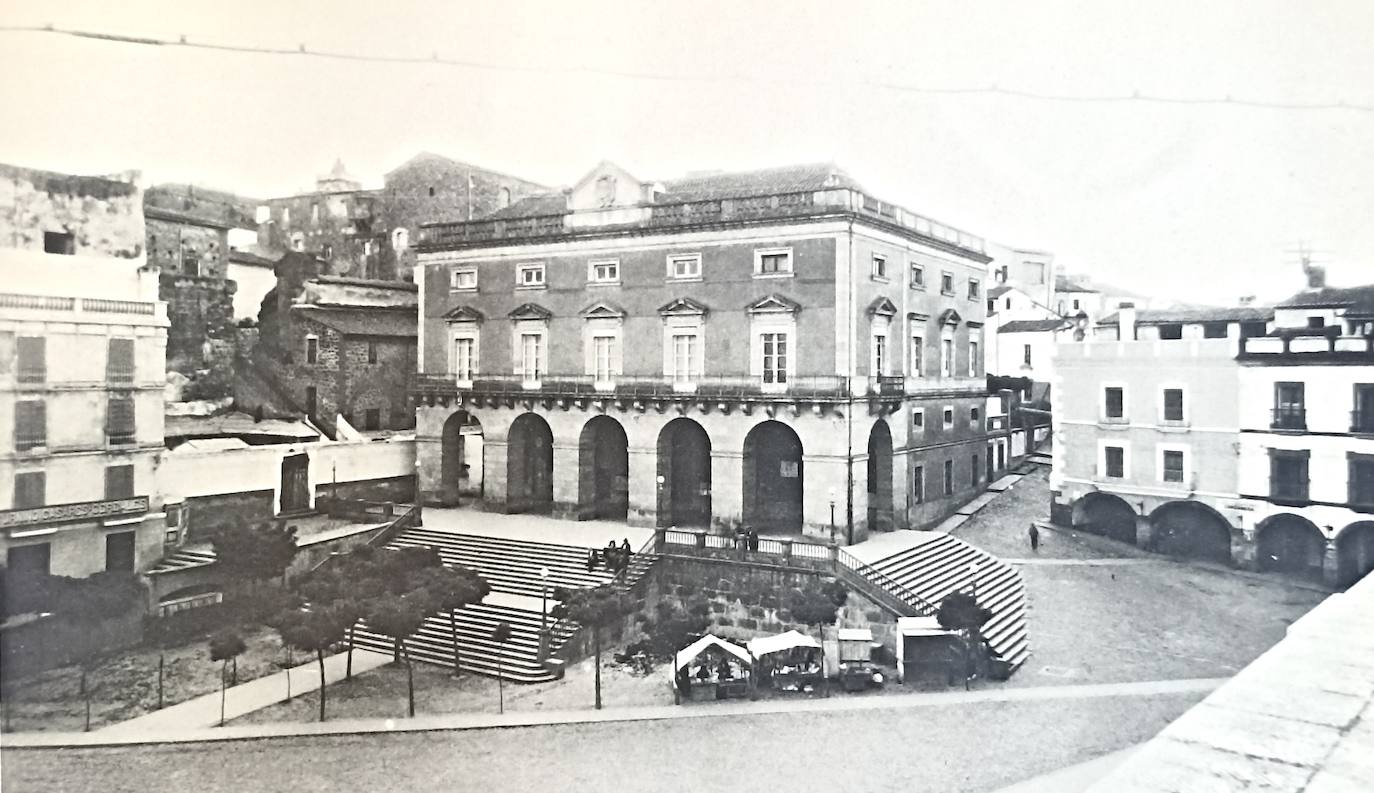 Imagen de la Plaza Mayor de Cáceres en 1915. Así era la ciudad en la que vivió Manuel Castillo.