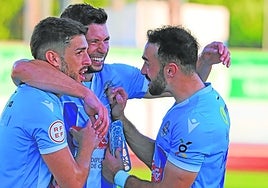 Los jugadores del Coria celebran una de sus últimas victorias.