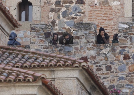 Imagen secundaria 1 - Arriba, a la izquierda, el actor Fabien Frankel durante un momento del rodaje. Abajo, figurantes en la muralla y aspecto de la Plaza Mayor, tomada por la grúa y varios vehículos. También se ha montado una carpa en el Foro de los Balbos.