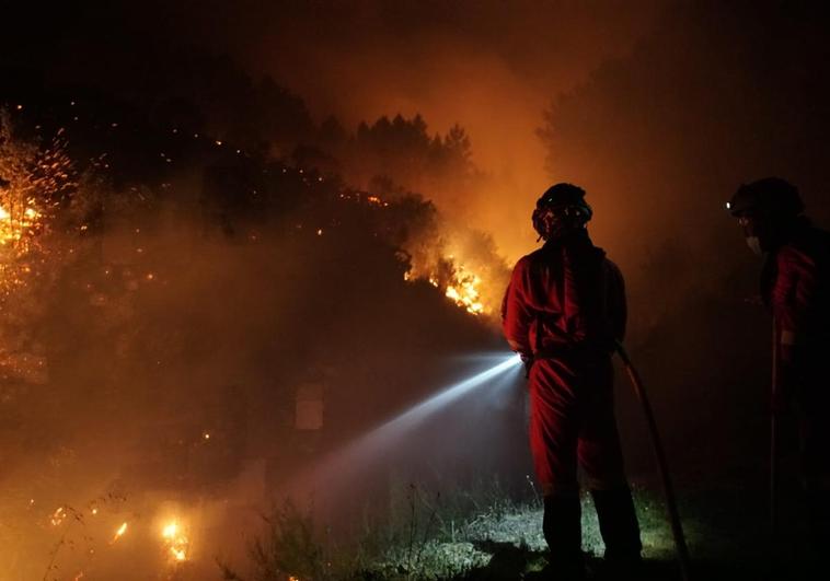 Efectivos de la UME trabajando durante la madrugada de este sábado en el incendio del norte de Cáceres.