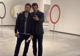 Luis Figo junto a Secundino Hernández haciéndose un selfie en el Museo Helga de Alvear.