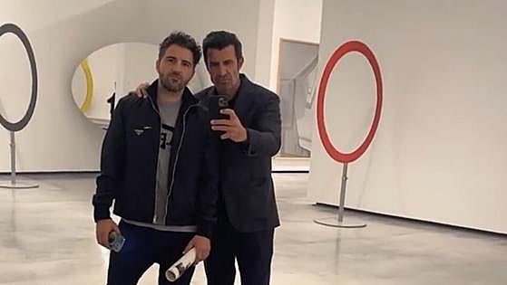 El exfutbolista Luís Figo, de visita por Cáceres con parada en el Helga de Alvear