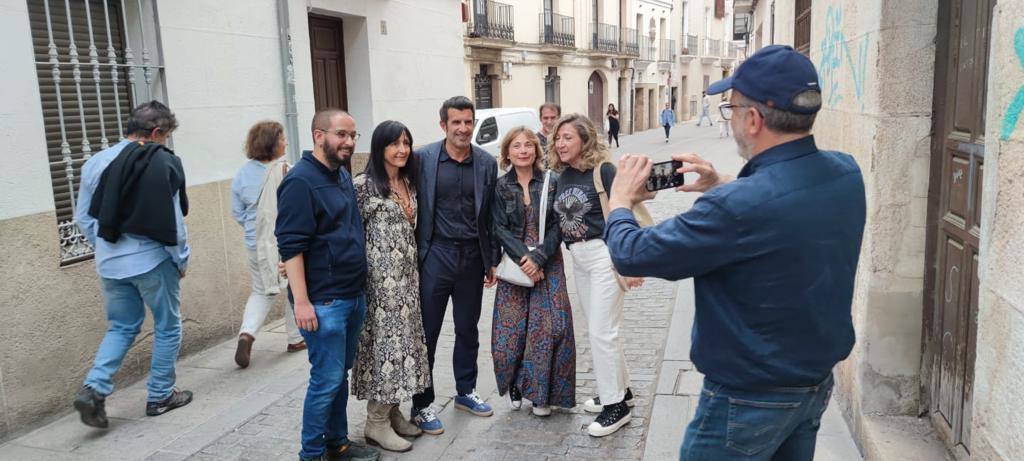 El futbolista fotografiándose con un grupo de amigos en la calle Pizarro de Cáceres.