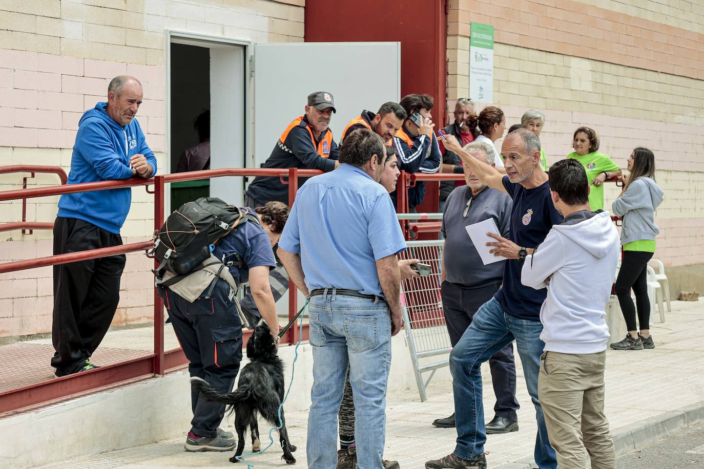 Vecinos desalojados de los municipios afectados por el fuego en el pabellón de Moraleja.