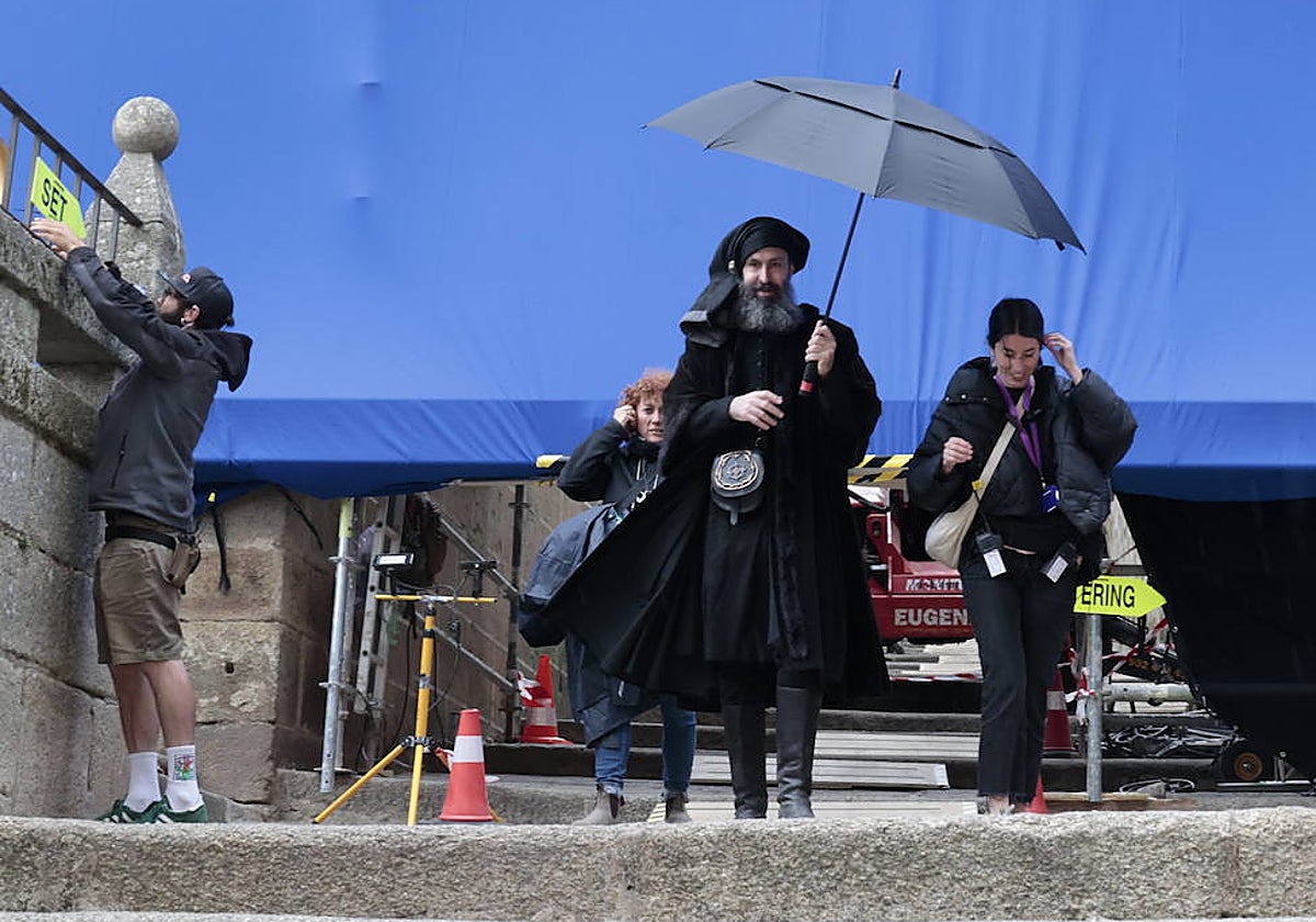 Participantes en el rodaje de 'La casa del dragón' este domingo con el croma de la Preciosa Sangre de fondo.