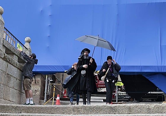 Participantes en el rodaje de 'La casa del dragón' este domingo con el croma de la Preciosa Sangre de fondo.