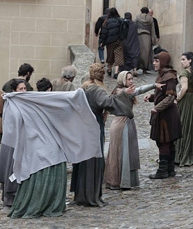 Imagen secundaria 2 - Croma de color azul de San Jorge, arriba. Debajo, distintos participantes en esta jornada de domingo en el entorno del casco histórico de Cáceres.