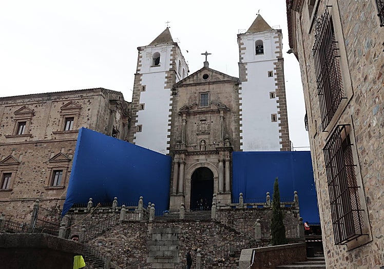 Imagen principal - Croma de color azul de San Jorge, arriba. Debajo, distintos participantes en esta jornada de domingo en el entorno del casco histórico de Cáceres.
