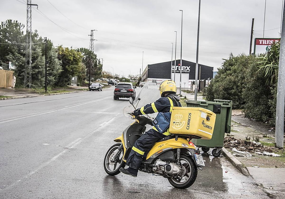 Un repartidor de Correos en moto por el polígono de El Nevero de Badajoz.