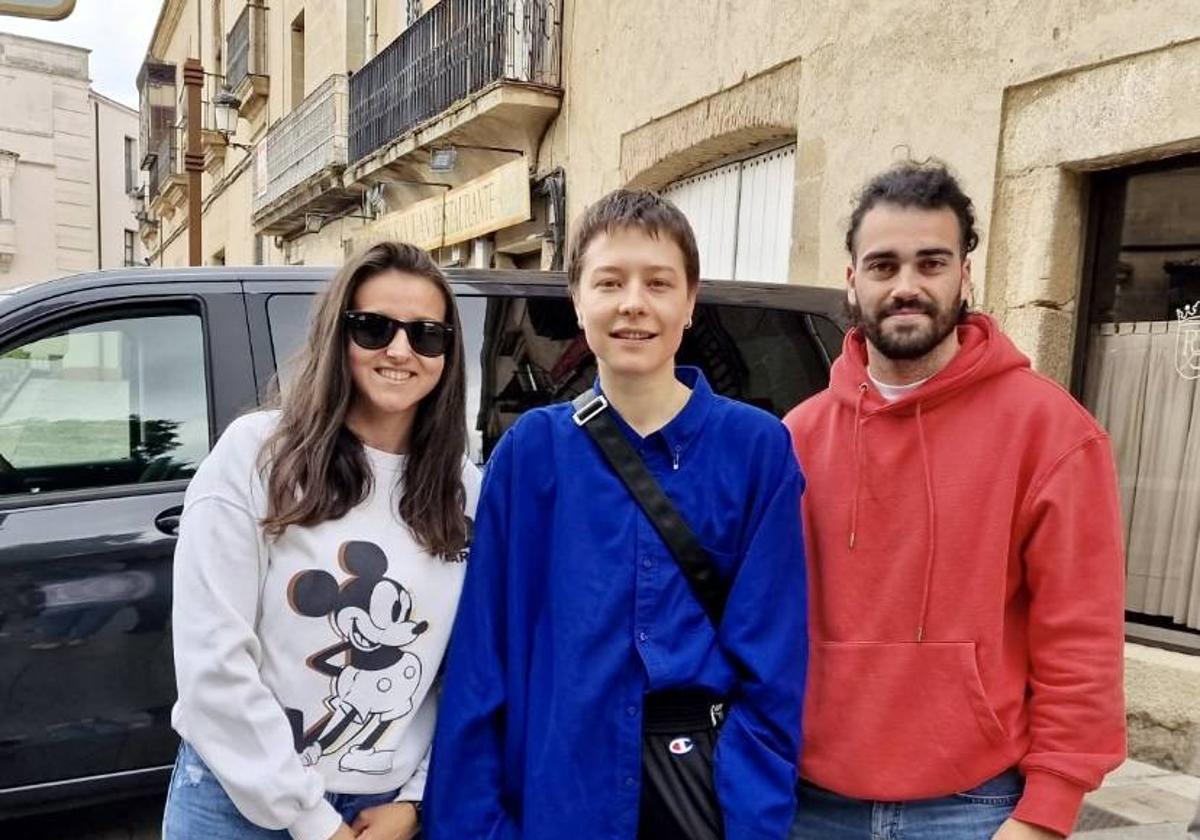 Con Rhaenyra. Inma Alvarado y Alberto Guilén posan junto a la actriz Emma D'Arcy (en el centro).