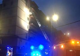 Los bomberos accediendo a la vivienda en la que se ha originado el fuego, en el número 6 de Antonio Silva.