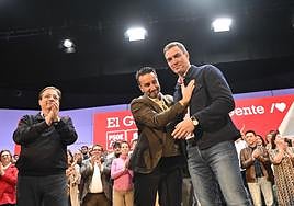 Vara, Cabezas y Sánchez, durante un mitin en Badajoz.