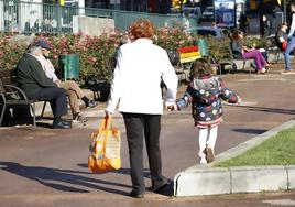 Abuela paseando con su nieta.