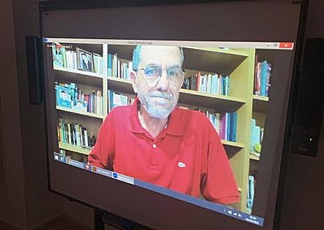 Imagen secundaria 1 - Varios usuarios disfrutaron del encuentro virtual con el autor Arturo Picazo