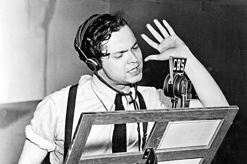 Orson Welles durante la retransmisión del famoso programa de radio del 30 de octubre de 1938 de la invasión de los extraterrestres. Tenía 23 años.