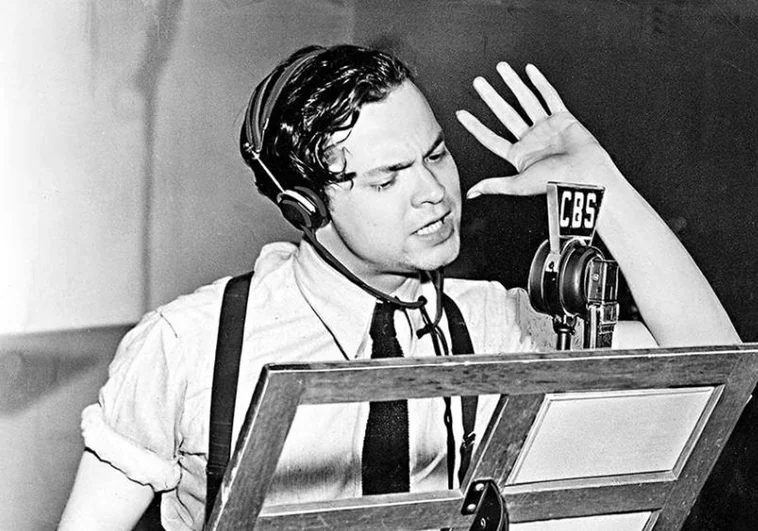 Orson Welles durante la retransmisión del famoso programa de radio del 30 de octubre de 1938 de la invasión de los extraterrestres. Tenía 23 años.