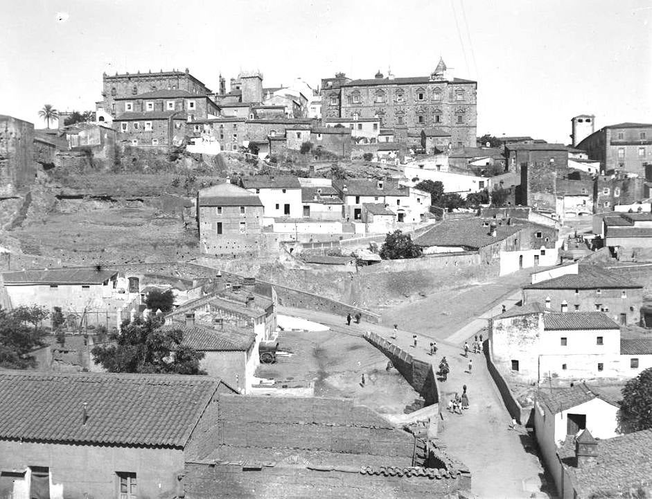 1928. La Ciudad Monumental y Fuente Concejo vistos desde San Marquino.