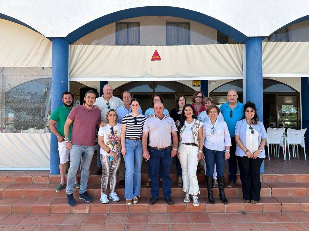 Candidatos del PP de Alconchel junto a otros dirigentes de Badajoz y el resto de la comarca.