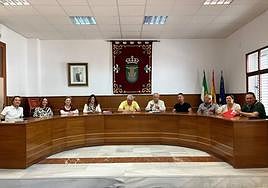 El alcalde de Alconchel, la secretaria-interventora, y los representantes sindicales, esta mañana en el salón de plenos del Ayuntamiento durante la firma del convenio.