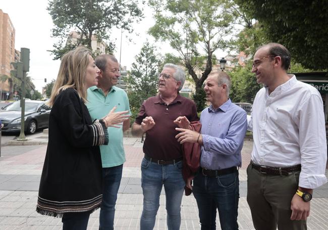 Cáceres. María Guardiola y el candidato del PP a la alcaldía charlan con vecinos de Cáceres.