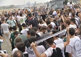 Un nutrido grupo de aficionados se congrega en los aledaños del Nuevo Vivero para recibir al autobús del Badajoz antes del duelo frente al Pontevedra.