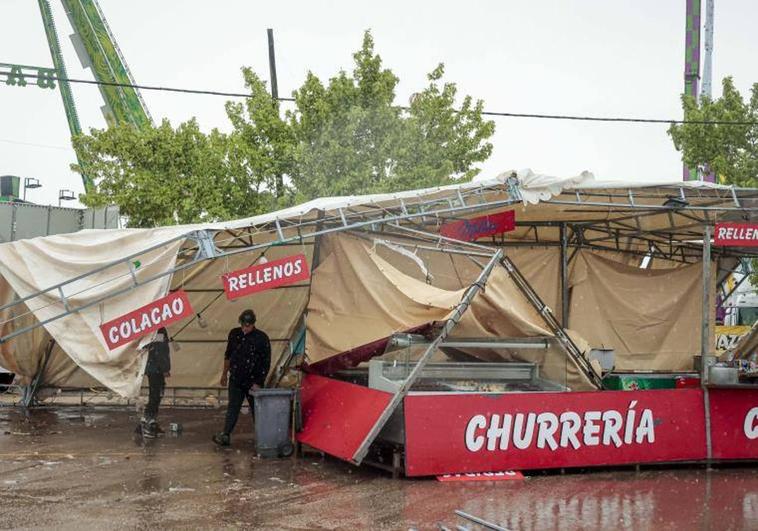 El temporal de lluvia y viento provoca daños en la Feria de Cáceres