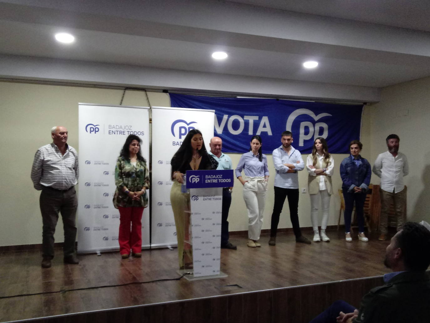 La candidata del PP, Elisabet Correa, presenta al resto de componentes de la lista.