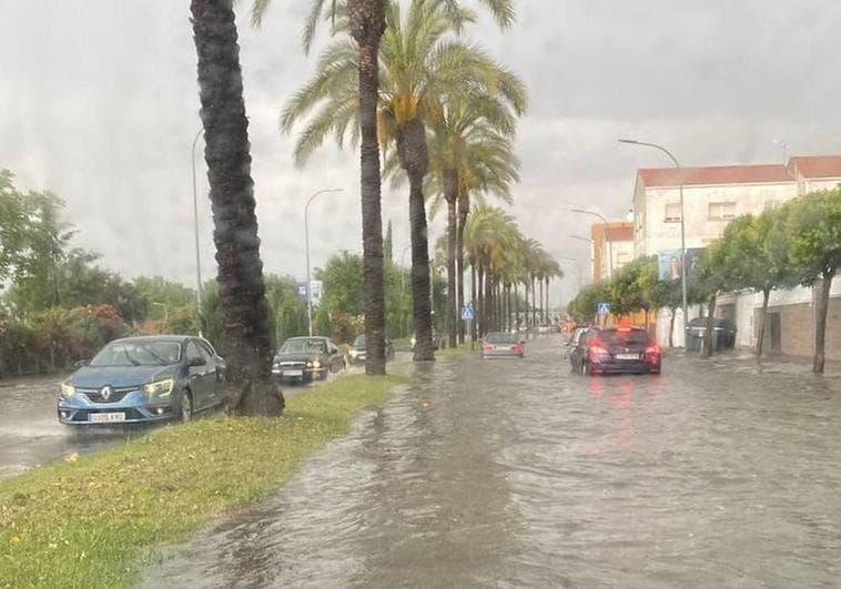 La avenida José Fernández López de Mérida, totalmente anegada con las lluvias registradas a mediodía de este viernes.