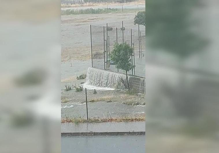 Una tromba de agua anega el colegio, rotondas y garajes en Malpartida de Plasencia