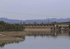Muro del embalse de Valdecaballeros desde la carretera Ex-316.