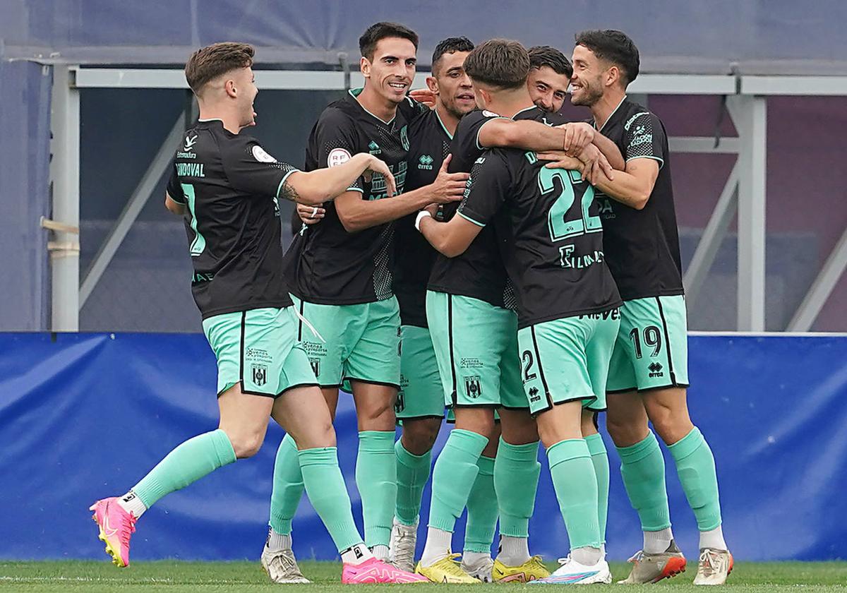 El Mérida celebra un gol que cierra una gran temporada.