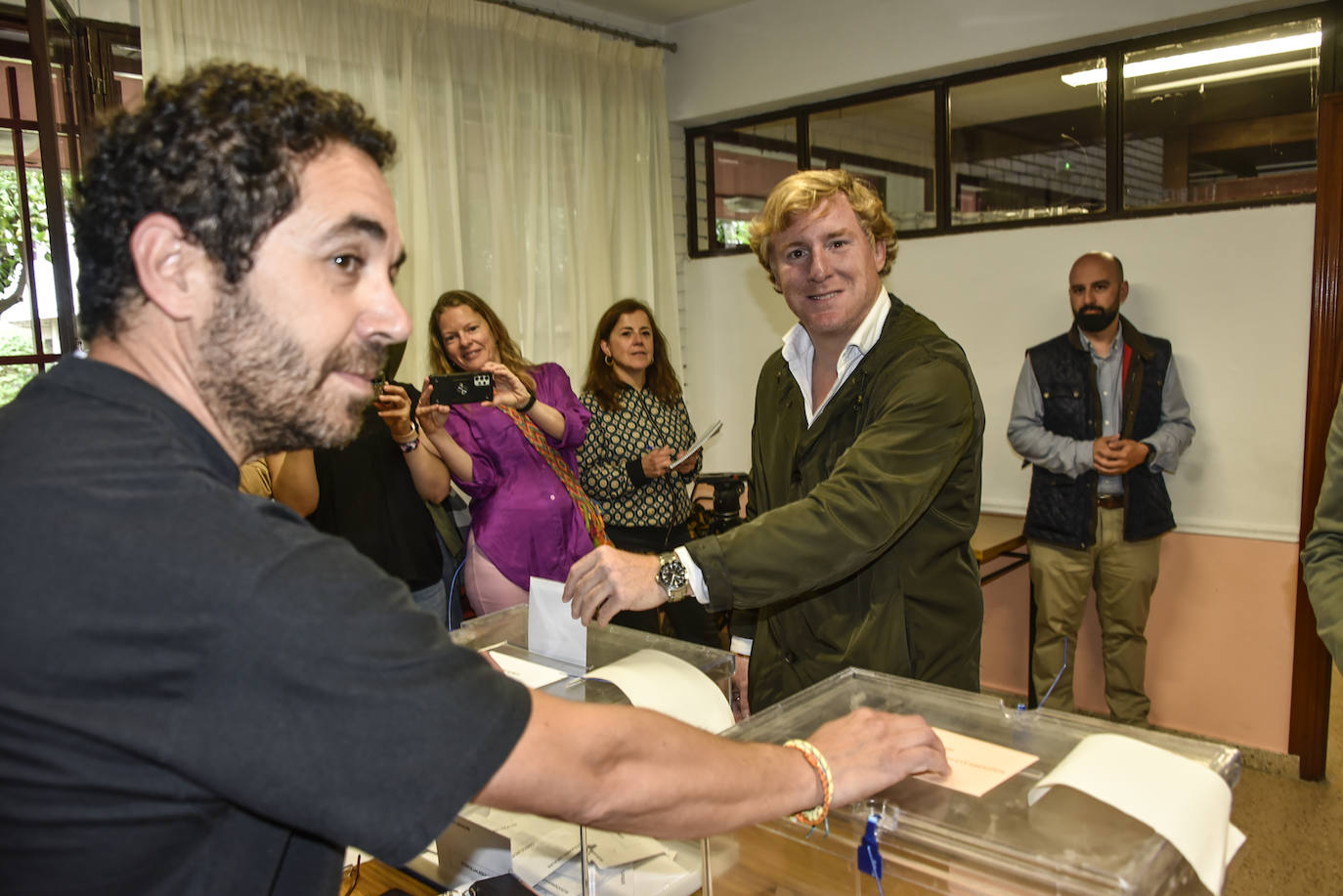 El aspirante a la reelección como alcalde de Badajoz, Ignacio Gragera, votó en el centro parroquial San José.