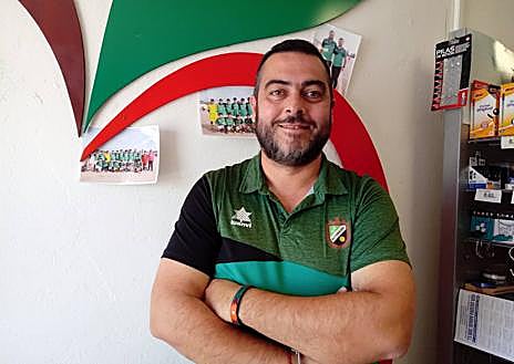 Imagen secundaria 1 - Arriba, equipo absoluta del Alconchel, tras su victoria frente al CD. La Roca de la Sierra. Abajo, David Piñana Rasero, entrenador del equipo juvenil del Alconchel; y José María Moreno Penguicha, entrenador del equipo absoluta en la temporada 2022-2023.