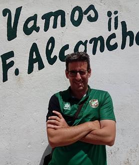 Imagen secundaria 2 - Arriba, equipo absoluta del Alconchel, tras su victoria frente al CD. La Roca de la Sierra. Abajo, David Piñana Rasero, entrenador del equipo juvenil del Alconchel; y José María Moreno Penguicha, entrenador del equipo absoluta en la temporada 2022-2023.