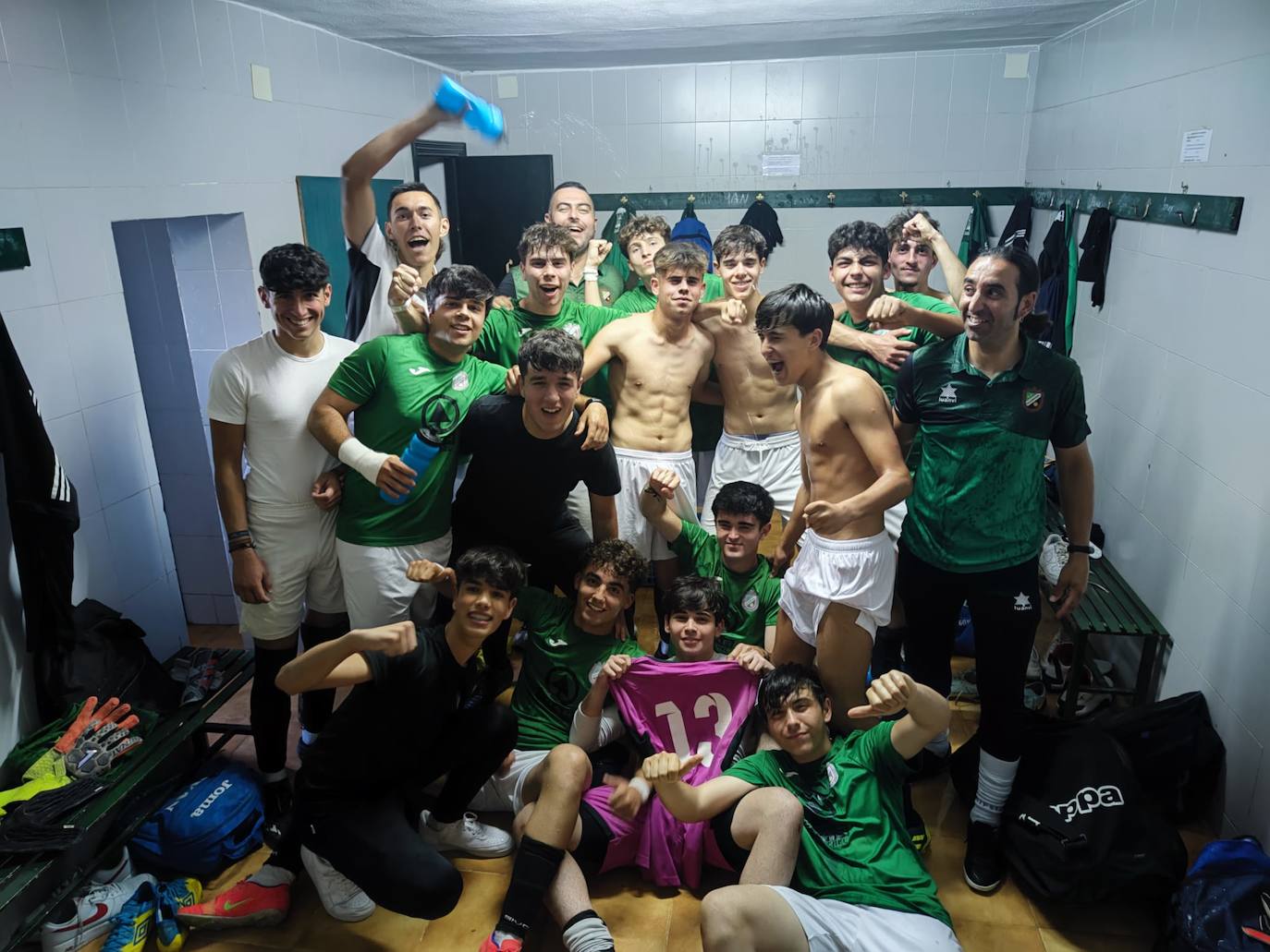 El equipo juvenil del Alconchel, tras su victoria en casa frente al Racing Valverdeño, el pasado 22 de abril.