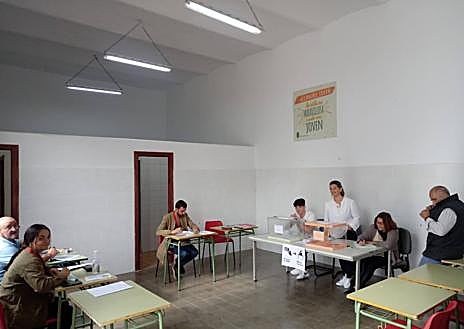 Imagen secundaria 1 - Las diferentes mesas electorales constituidas en Alconchel, esta mañana.