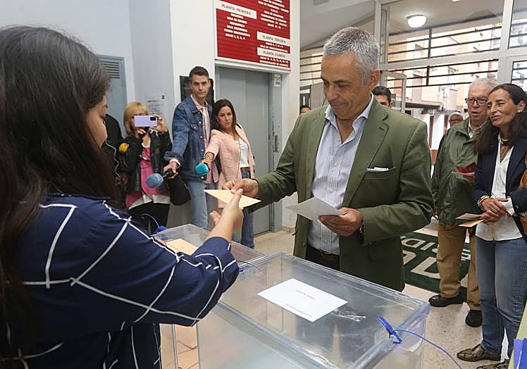 Ángel Pelayo Gordillo ha votado a primera hora de la mañana en Mérida.