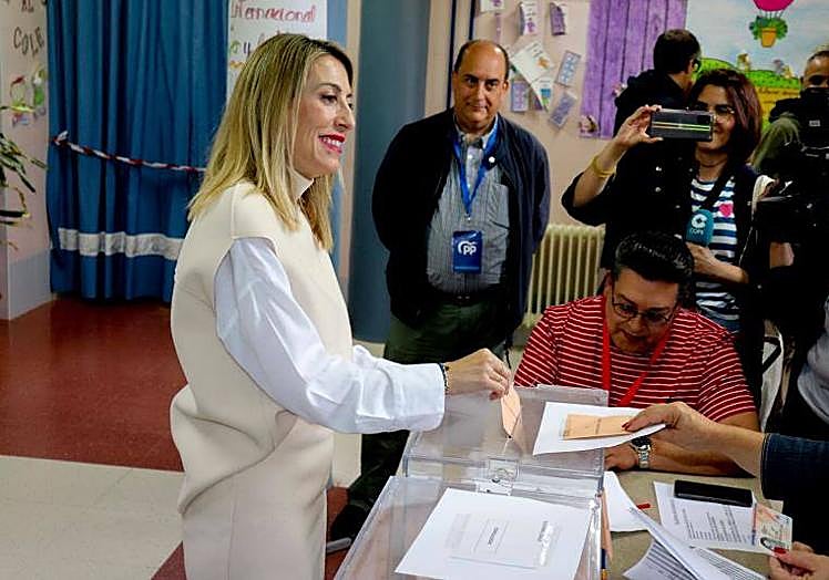 María Guardiola depositando su voto a la Asamblea de Extremadura en Cáceres.
