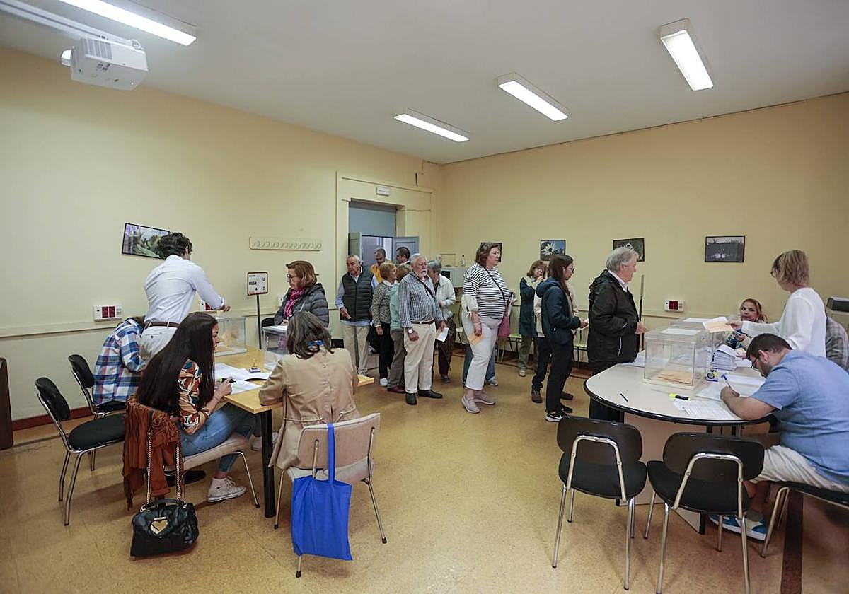 Votación en un colegio electoral de Cáceres.
