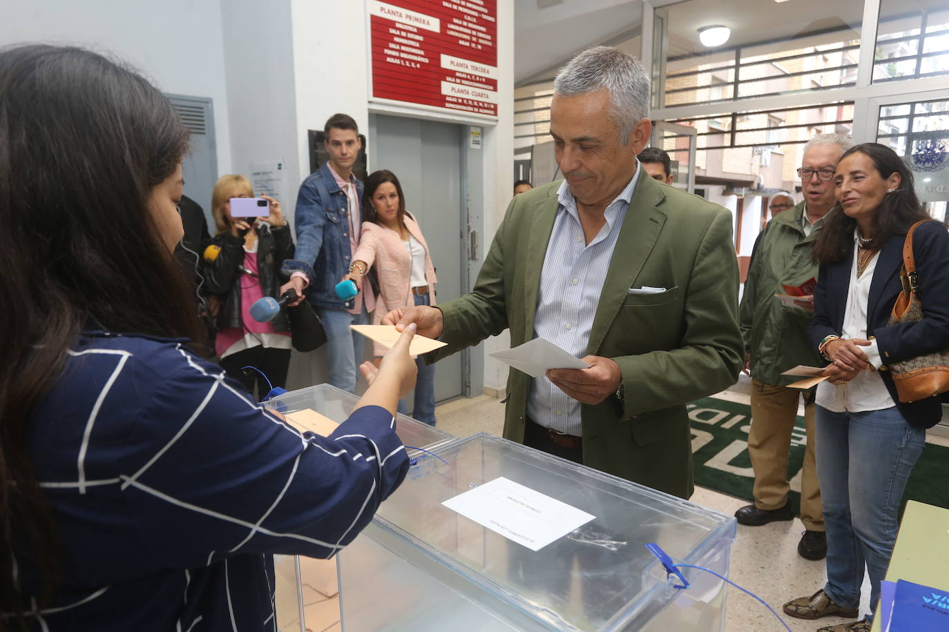 El candidato de Vox a la Junta, Ángel Pelayo Gordillo, ha sido de los primeros en votar en su colegio electoral, situado en la sede de la Uned en Mérida, en el centro de la ciudad. Tras ejercer su derecho ha mostrado el deseo de que la jornada se desenvuelva con normalidad y ha animado a los ciudadanos «en un deber de conciencia cívica» a que acudan a votar por la opción que deseen.