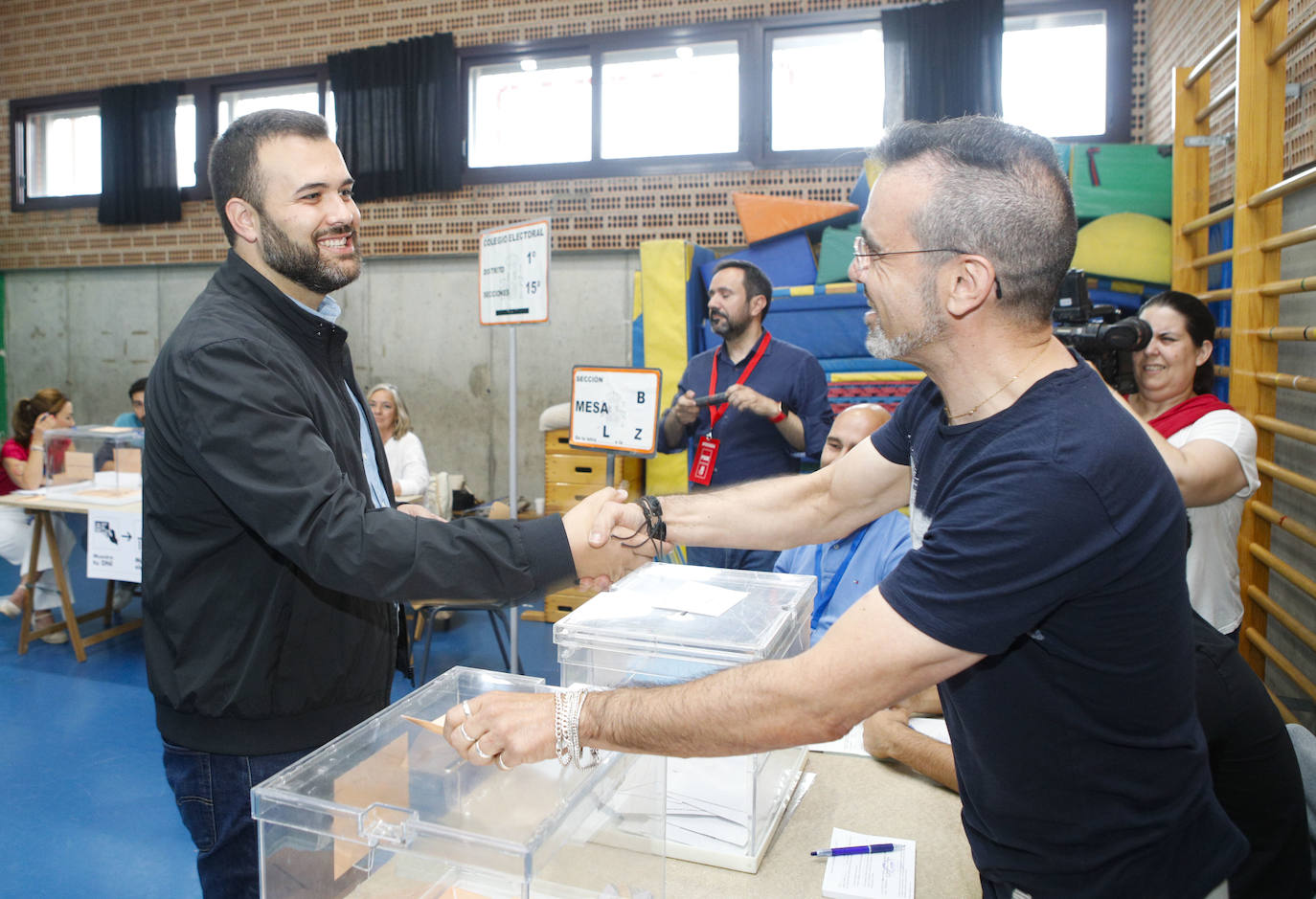 Luis Salaya saluda al presidente de la mesa donde ha votado, en el colegio Castra Caecilia