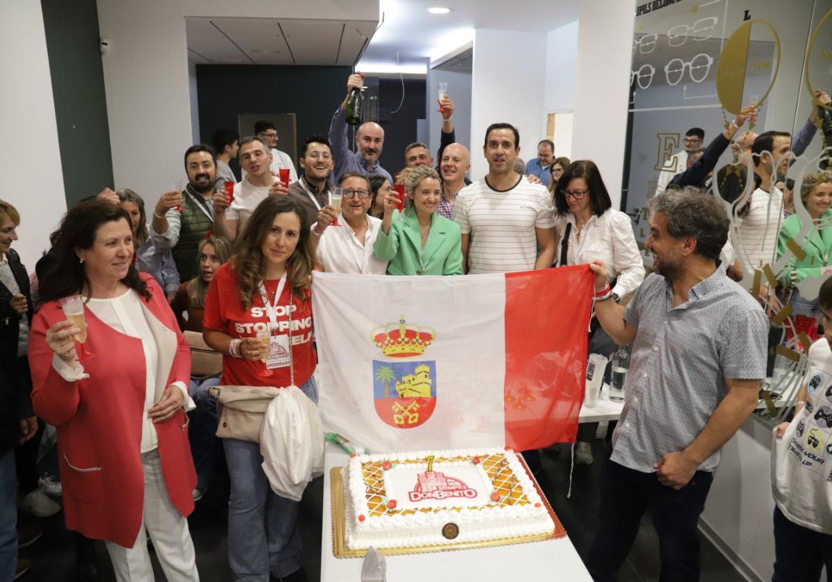 Celebración anoche en la sede de Siempre Don Benito que obtiene siete concejales.