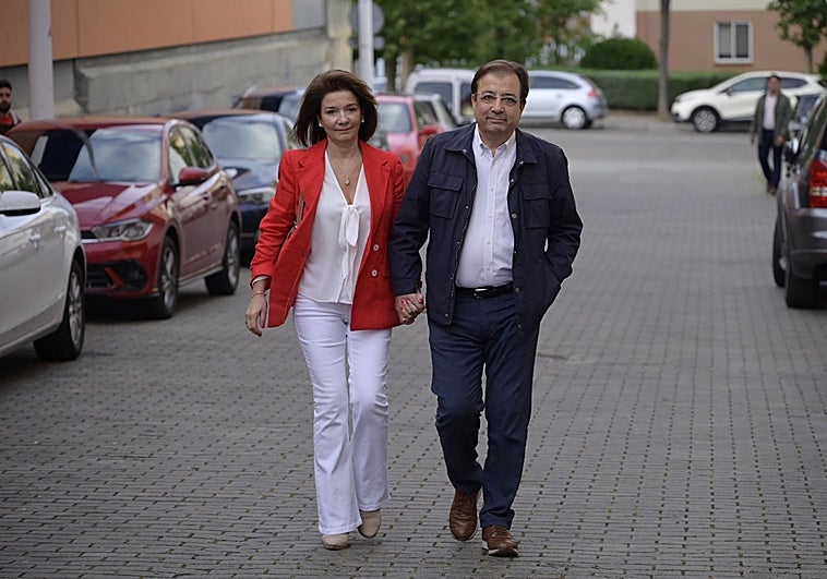 Fernández Vara, con su mujer, se dirige ayer a la sede regional del PSOE.