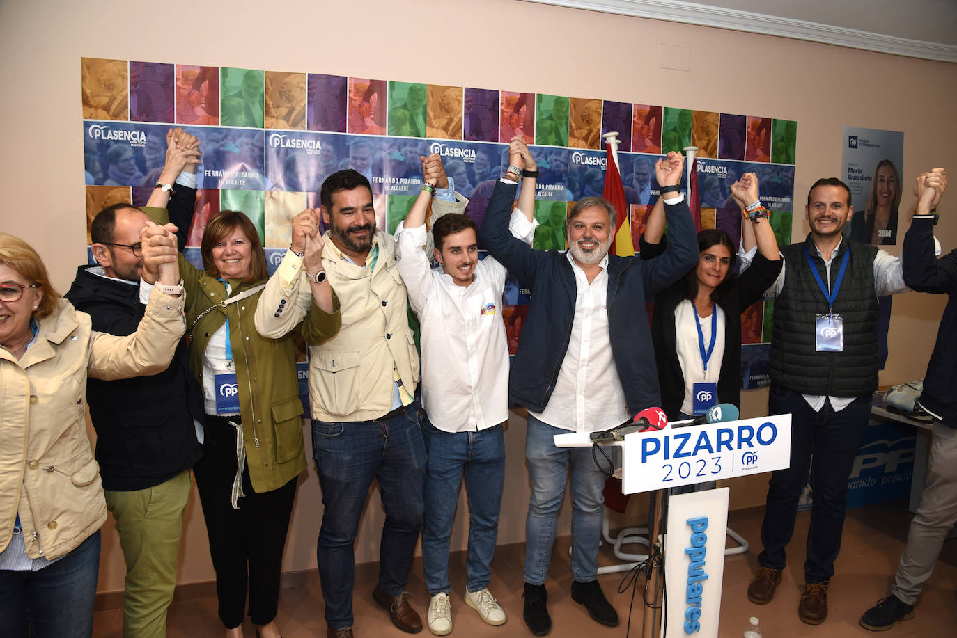 Fernando Pizarro celebra con su equipo su cuarta mayoría absoluta.