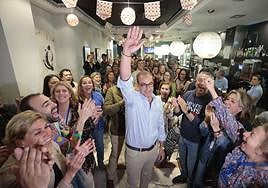 Rafael Mateos, anoche en el gran Café de Cáceres, donde los militantes le esperaban para celebrar la victoria en las municipales.