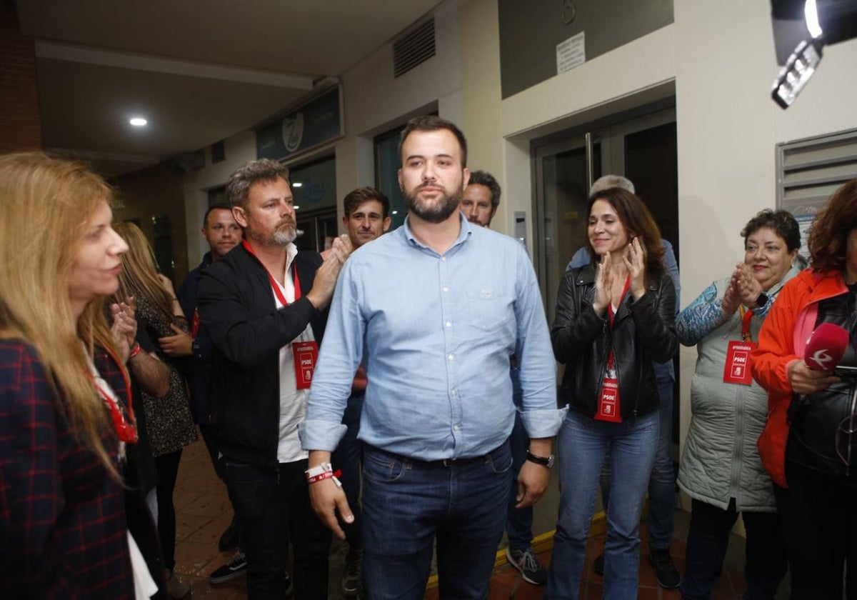 Luis Salaya rodeado de compañeros de partido tras perder las elecciones.