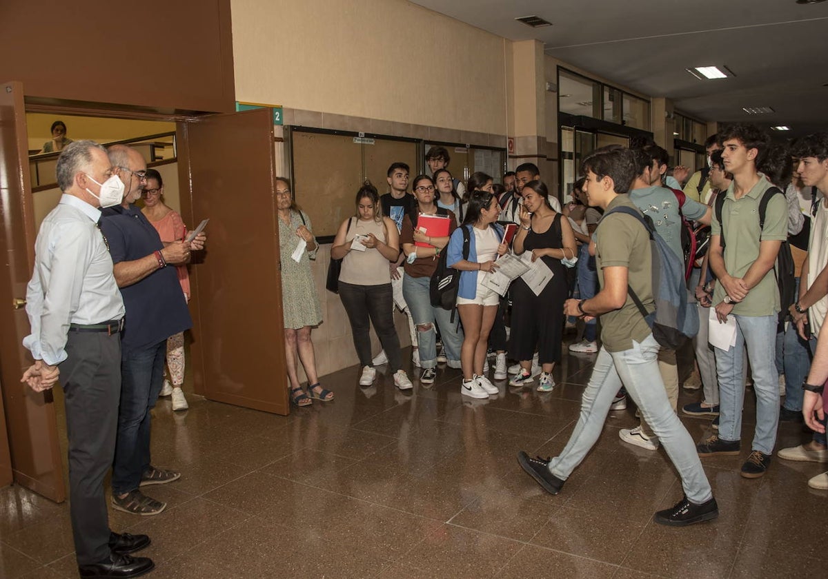 Alumnos extremeños antes de entrar a hacer una examen de Selectividad en 2022.