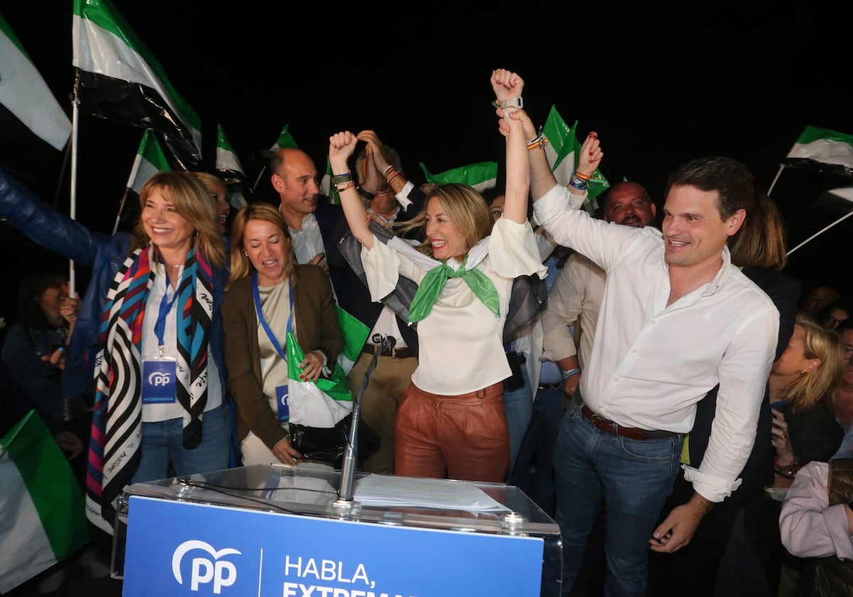 María Guardiola junto a varios miembros de su candidatura en la noche electoral.