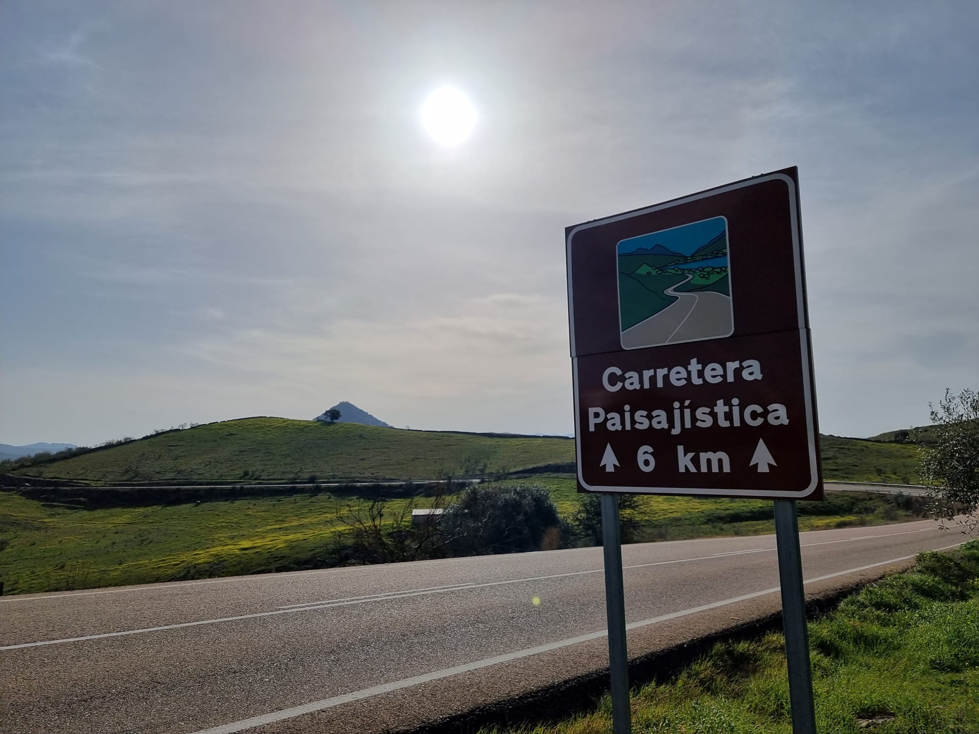 La EX-322, que bordea este hito geológico, es carretera paisajística de Extremadura.