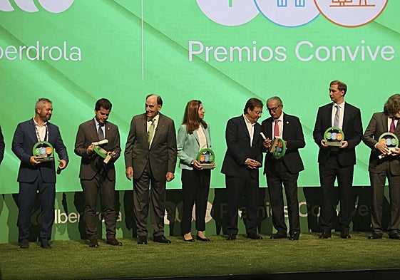 Foto de familia de los premiados, ayer, en el Palacio de Congresos de Mérida, con Ignacio Sánchez Galán y Guillermo Fernández Vara entre los galardonados.